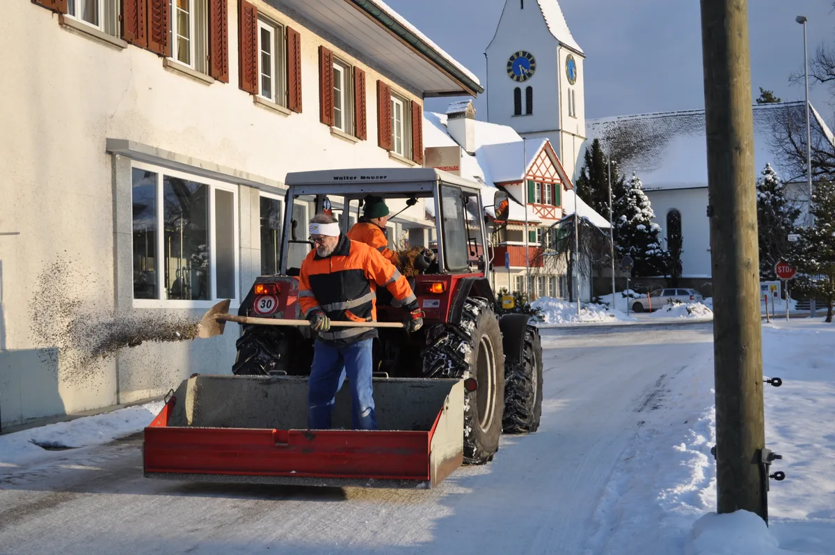 Gemeindearbeiter von Wildberg beim Splitten der Strassen.